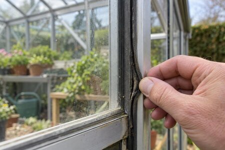 Slitte tetningslister i drivhuset: Når vask ikke hjelper