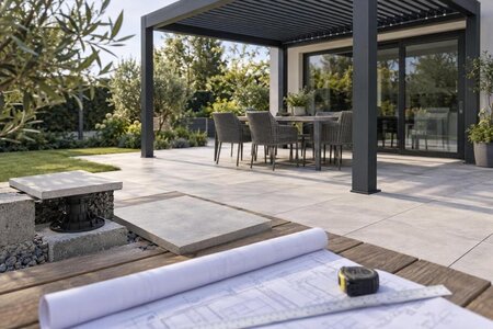 Slik planlegger du fundament til pergola på porselensheller