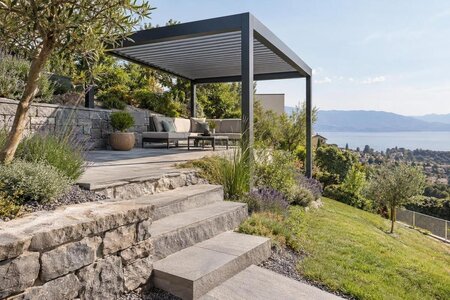 Slik planlegger du pergola på en terrasse med fall