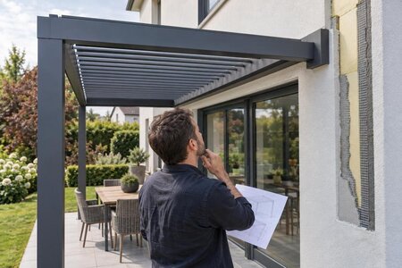 Veggmontert pergola ved yttervegg med utvendig isolasjon