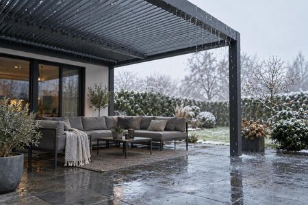 Utemøbler under pergola: kan de stå ute hele året?
