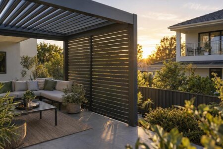Pergola med innsyn fra høyere etasje