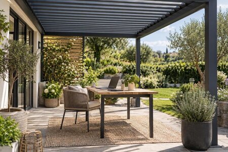 Slik innreder du en utearbeidsplass under pergola