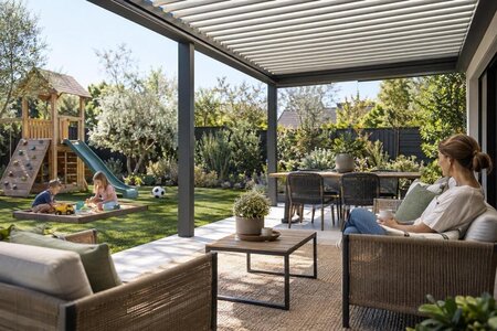 Familievennlig pergola med plass til lek