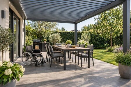 Slik planlegger du en tilgjengelig spiseplass under pergola