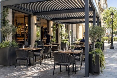 Planlegg pergola for kaféens fortausservering