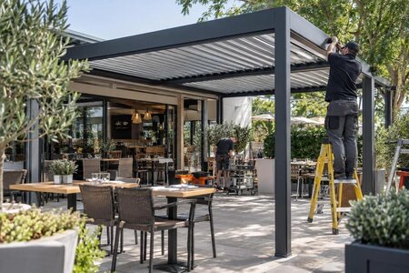 Montering av pergola mens bedriften er i drift