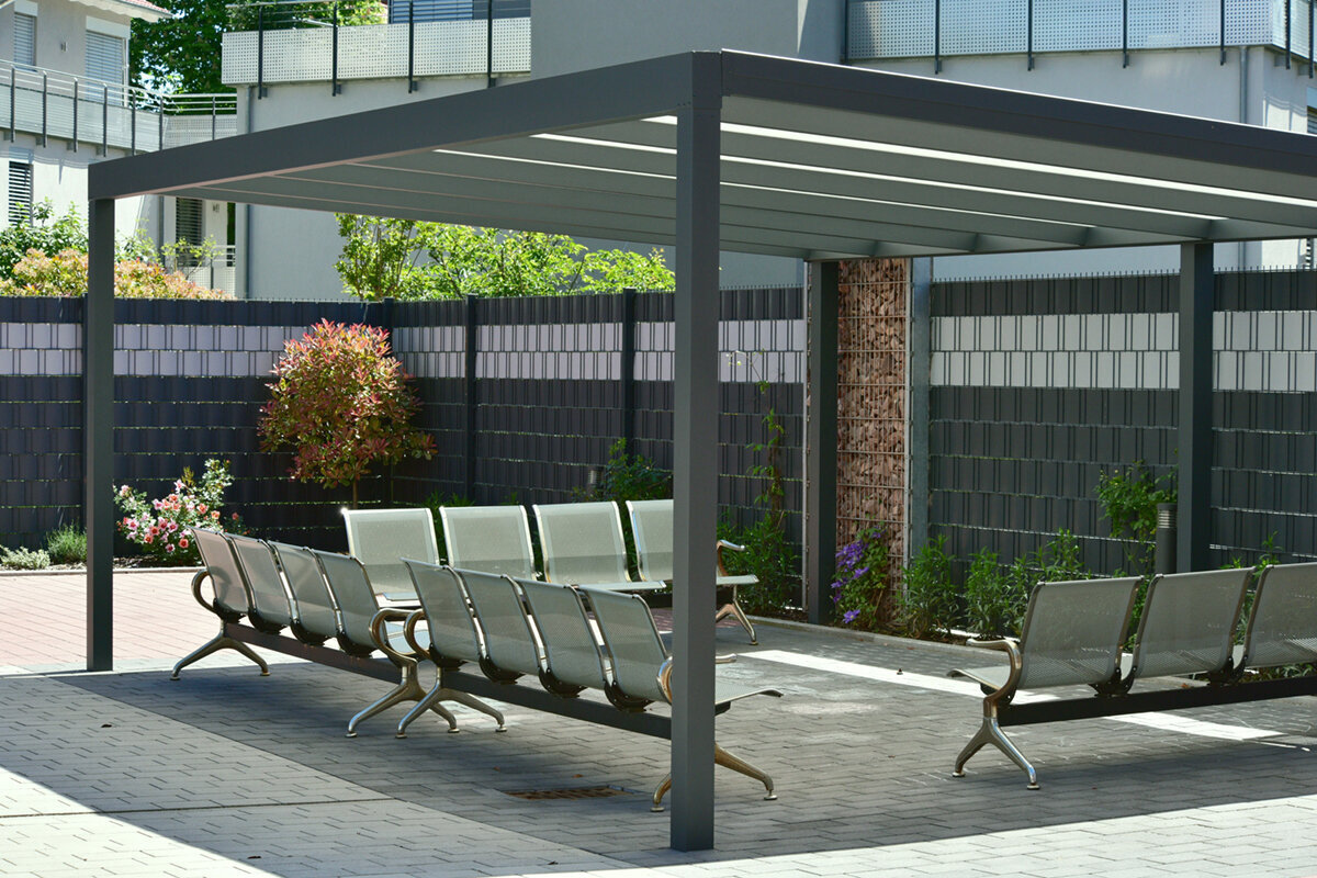 Pergola ved kysten: slik planlegger du for en utsatt terrasse