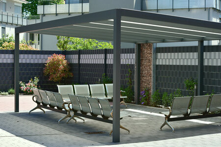 Pergola ved kysten: slik planlegger du for en utsatt terrasse