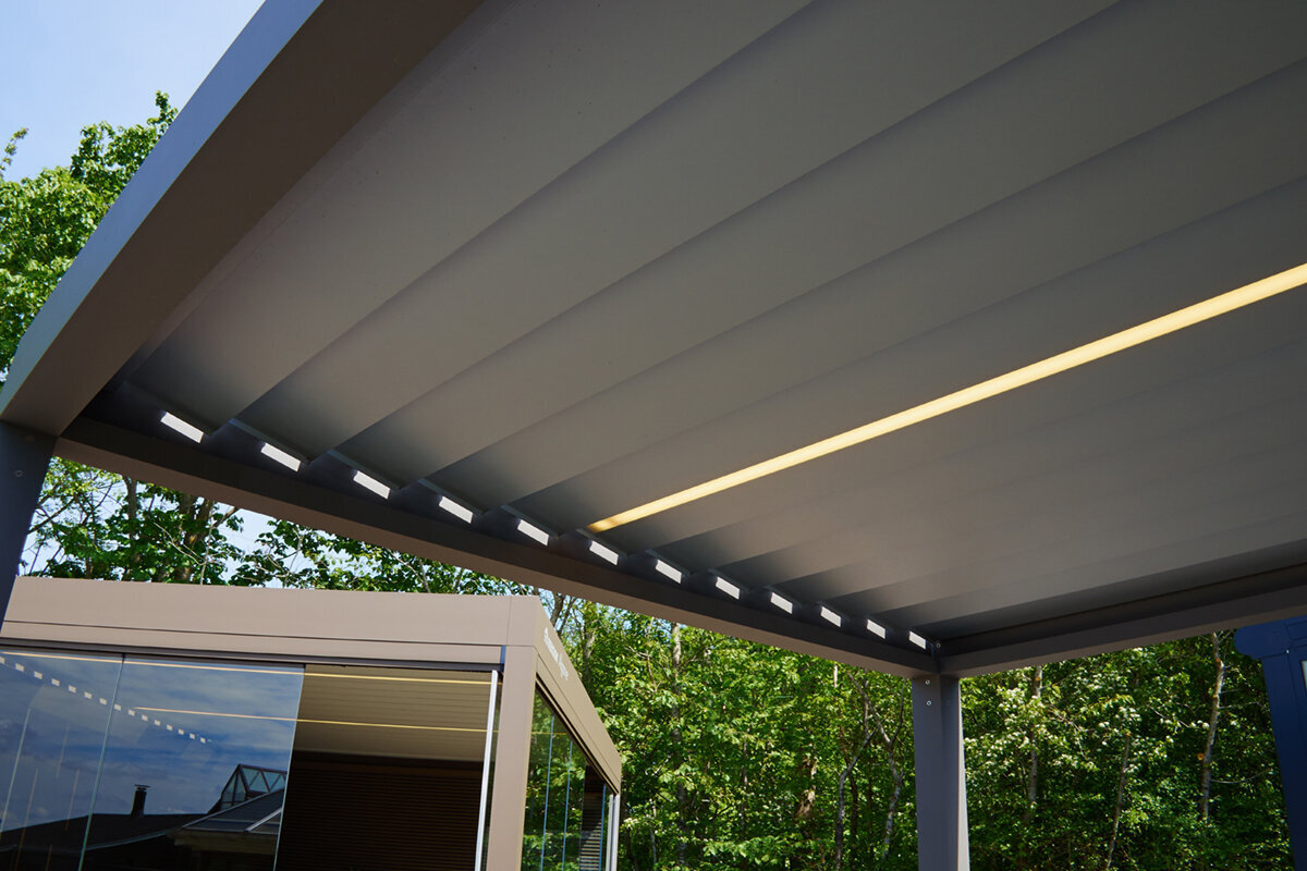 Pergola på sør- og vestvendt terrasse: styr sol og skygge